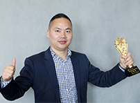 <b>榮耀盛典，新華教育集團常務(wù)副總裁許紹兵再獲殊榮！</b>