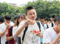 <b>西瓜紅了，四川新華學子盡顯“吃貨”本能</b>