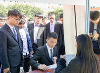<b>直擊雙選會現場：新華學子厚積薄發，滿意就業</b>