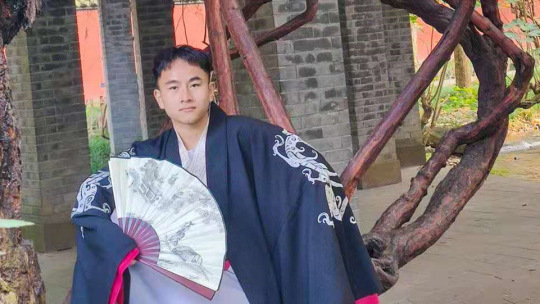 <b>打工太辛苦，學一技之長能否改變現(xiàn)狀?</b>