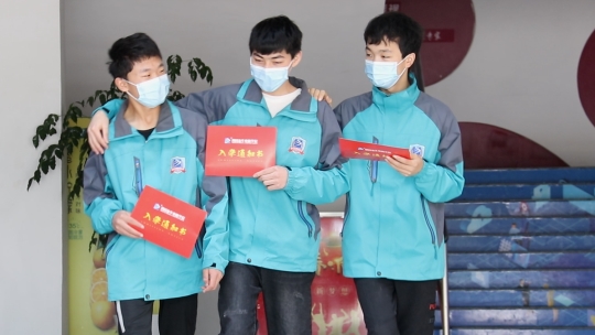 <b>三人結伴來新華，老朋友再做新同學！</b>