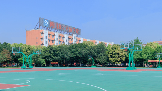 <b>好學校不怕比較，學互聯網技術就來四川新華</b>