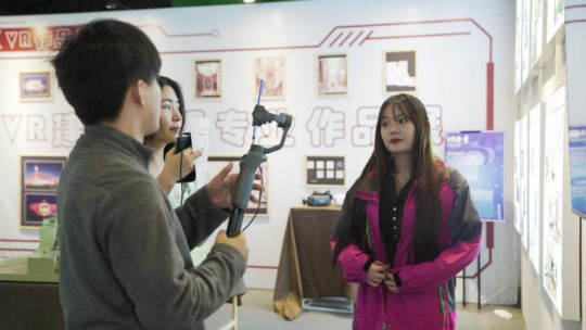 <b>“嗨學體驗官”石榴哥連麥新華影視動漫學生</b>