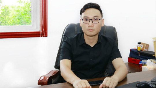 <b>畢業五年身家千萬，難忘母校情誼</b>