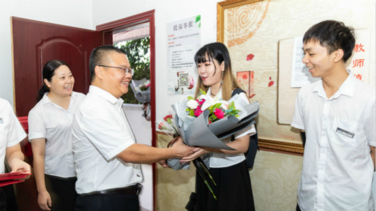 <b>教師節校領導慰問各部門老師</b>