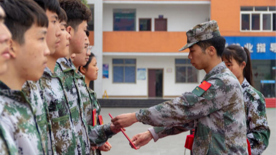 <b>新華“三教三訓”之軍訓|揮灑汗水書寫迷彩青春！</b>