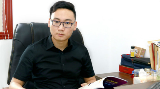 <b>畢業五年身家千萬，難忘母校情誼</b>