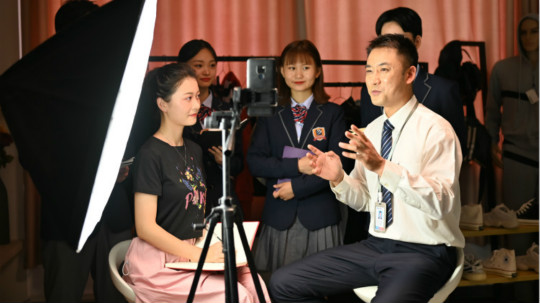 <b>互聯網精英集結令，轉學來四川新華成就好未來！</b>