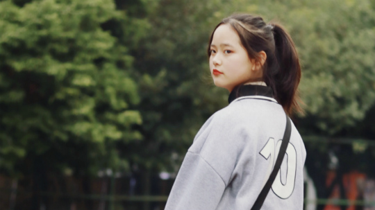 <b>青春握手心，夢(mèng)想放肩膀！因?yàn)殡娚套屓松錆M(mǎn)期待！</b>