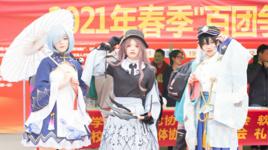 <b>四川新華社團招新 上演“搶人大戰”</b>