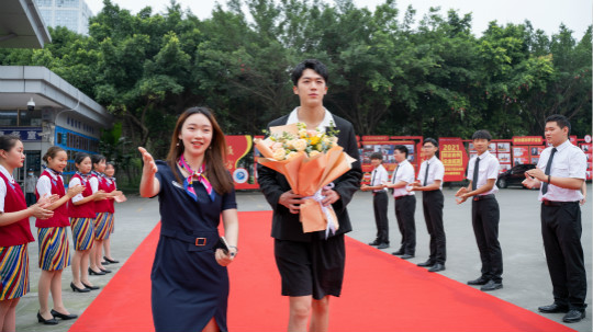 <b>明星帶路|盧東旭探秘校園黑科技，直擊新華硬實力！</b>