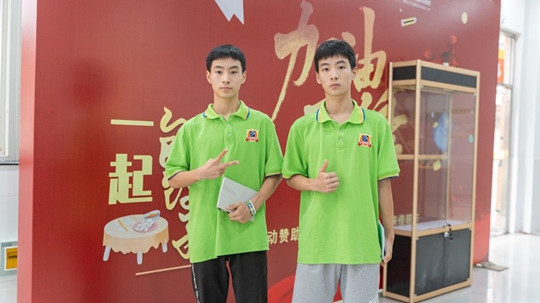 <b>雙胞胎兄弟攜手走進四川新華，開啟圓夢之旅！</b>