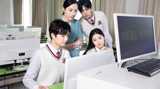 <b>共克時(shí)艱，新華網(wǎng)課也精彩</b>