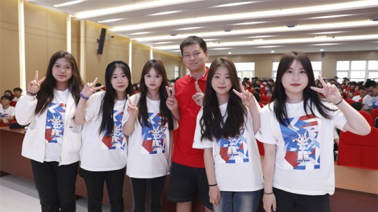 <b>全網超千萬粉絲博主敬漢卿現身新華電腦教育2023年新專業發布會主題活動</b>