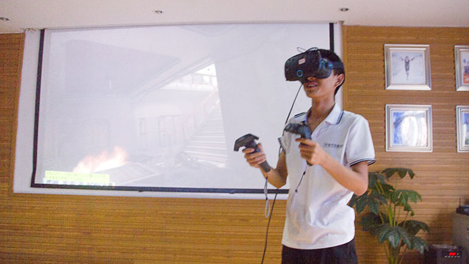 不一樣的開班儀式，體驗(yàn)VR科技之旅