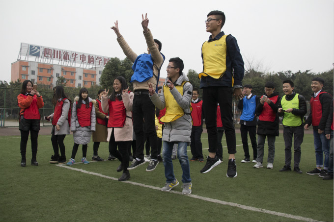 在拓展中相互認識，在拓展中展現(xiàn)自我