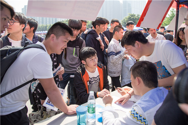 IT人才供需洽談會：100多家企業，“職”為新華