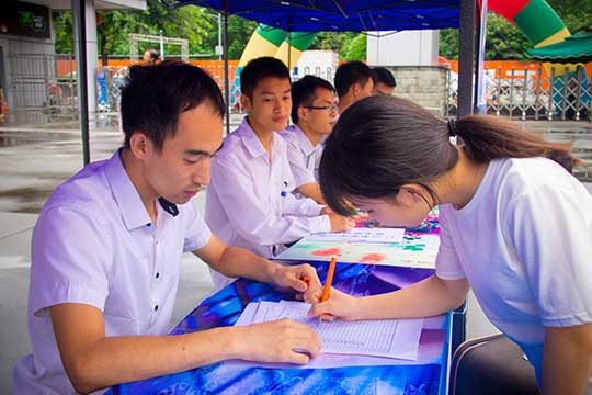 四川新華：在七夕節(jié)里，我們甜蜜蜜的開學(xué)啦