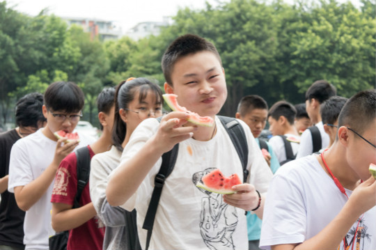 西瓜紅了，四川新華學(xué)子盡顯“吃貨”本能