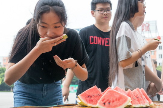 西瓜紅了，四川新華學(xué)子盡顯“吃貨”本能
