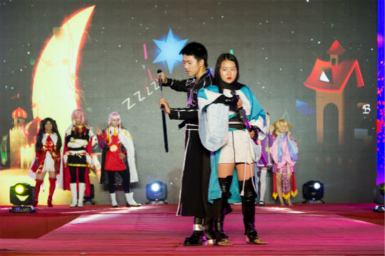 展新華學子風采.逐新華夢想四川新華T臺秀拉開帷幕