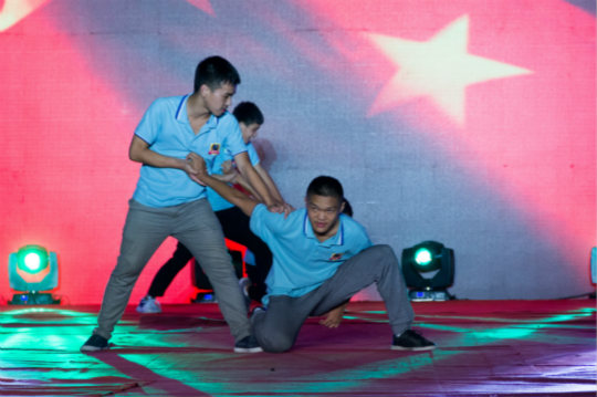 展新華學子風采.逐新華夢想四川新華T臺秀拉開帷幕