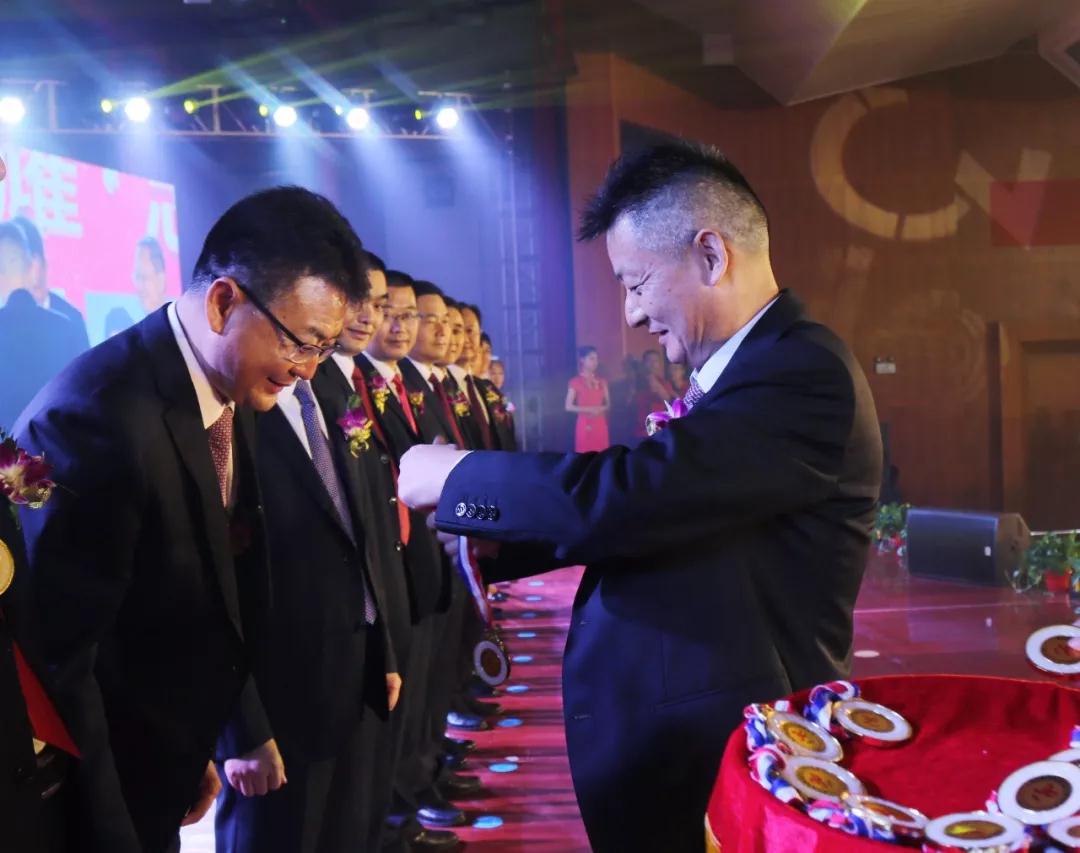 新華教育集團新華互聯網科技30周年慶典華麗綻放