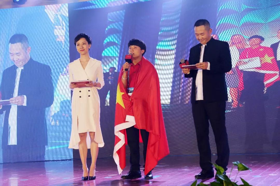 新華教育集團新華互聯網科技30周年慶典華麗綻放