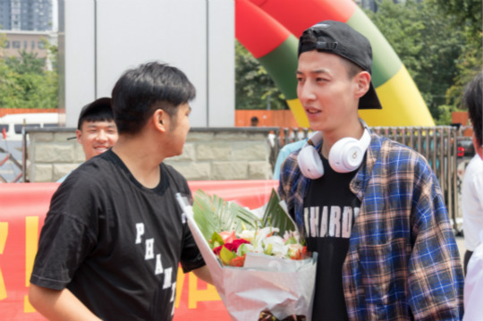 《我們的十八歲》粉絲見(jiàn)面會(huì)引爆全場(chǎng)校長(zhǎng)張馳空降四川新華