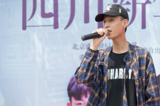 《我們的十八歲》粉絲見(jiàn)面會(huì)引爆全場(chǎng)校長(zhǎng)張馳空降四川新華