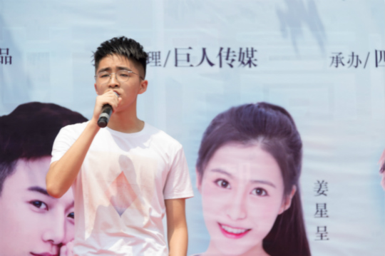 《我們的十八歲》粉絲見(jiàn)面會(huì)引爆全場(chǎng)校長(zhǎng)張馳空降四川新華