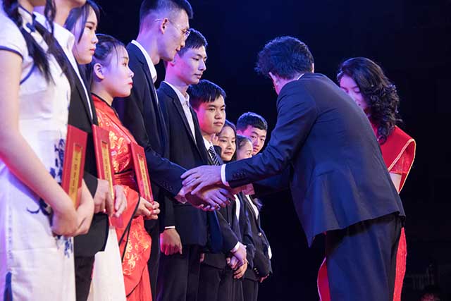 “慶國慶·迎新生”暨四川新華2018年秋季開學典禮圓滿落幕