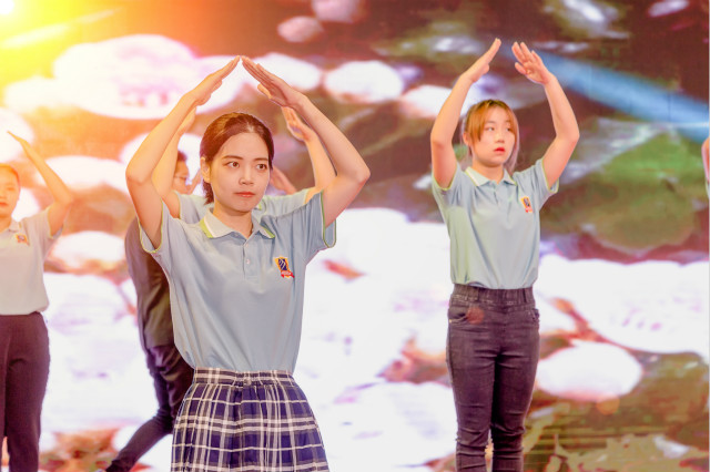 “歌舞青春·圓夢(mèng)新華”國(guó)慶晚會(huì)美圖來(lái)襲