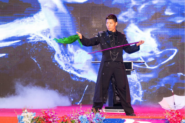 “歌舞青春·圓夢(mèng)新華”國(guó)慶晚會(huì)美圖來(lái)襲