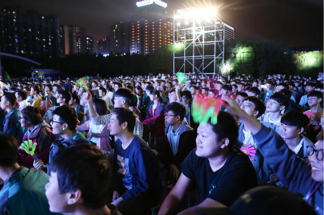 “歌舞青春·圓夢(mèng)新華”國(guó)慶晚會(huì)美圖來(lái)襲