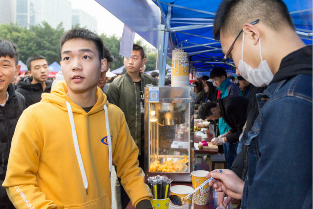 越專業(yè)越出色|四川新華電腦學(xué)院雙十一校內(nèi)展賣會活力全開