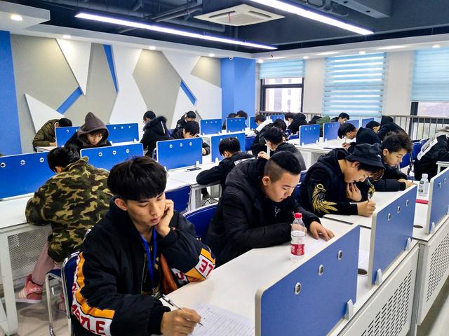 理實(shí)結(jié)合，新華學(xué)子展現(xiàn)專業(yè)電競(jìng)風(fēng)采！