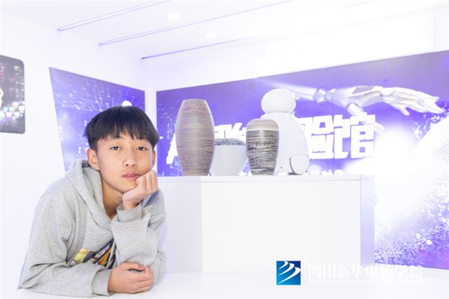 看臉時(shí)代的零零后，如何擺脫枷鎖、負(fù)重前行