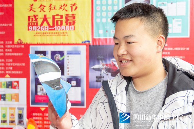 看臉時(shí)代的零零后，如何擺脫枷鎖、負(fù)重前行