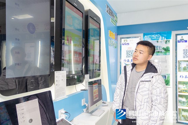 看臉時(shí)代的零零后，如何擺脫枷鎖、負(fù)重前行