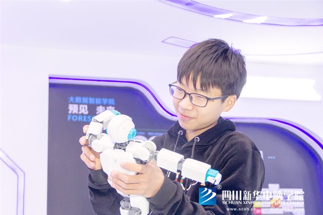 看臉時(shí)代的零零后，如何擺脫枷鎖、負(fù)重前行