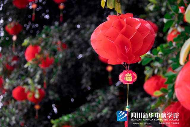 看臉時(shí)代的零零后，如何擺脫枷鎖、負(fù)重前行