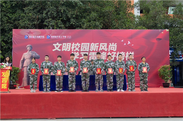 赴一場青春與迷彩的美麗邂逅！四川新華軍訓匯演