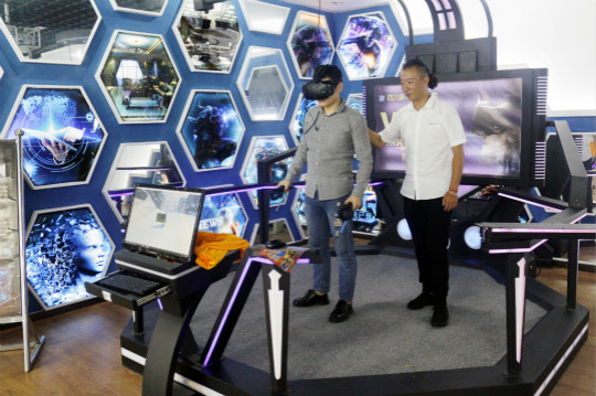 百家媒體進校園，新華“黑科技”開放周嗨翻天！