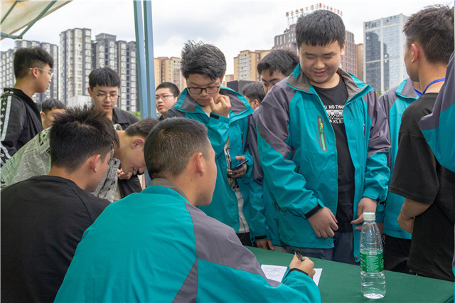 職業(yè)教育如何讓學子就業(yè)即畢業(yè)！