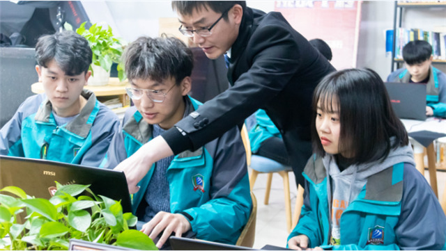 【媒體關注】新華學子帶薪實訓，邊拿薪水邊學習