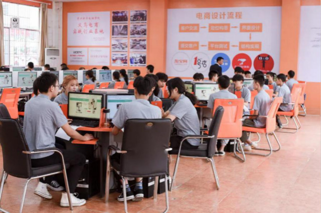 抖音達人連麥央視聚焦新華學(xué)子，看好電商行業(yè)