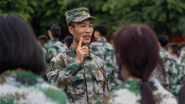 新生的第一課，軍訓(xùn)生活打響了新生活的第一槍！