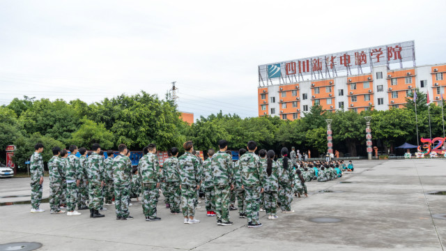 新生的第一課，軍訓(xùn)生活打響了新生活的第一槍！