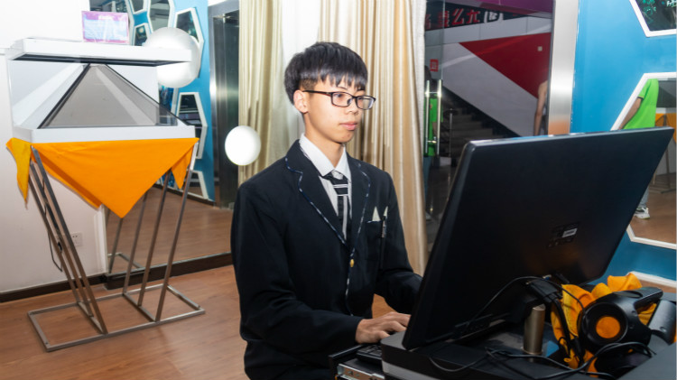 心中有火，眼中有光，新華圓夢少年！